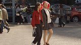 稚气未脱用在她们身上很贴切，穿着打扮上也由女孩变女人的转变