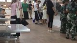 广东高校食堂禁穿拖鞋进入 校方：倡导学生注重仪态 不强制要求