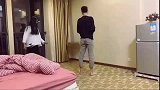 小两口在家练习鞭腿，还是女人下手重。