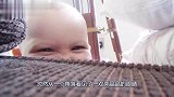 宝宝藏在角落等妈妈来找自己，就看萌娃此时期待的表情，萌翻了