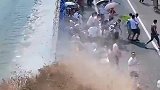 外地人看潮，本地人看热闹