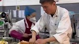 学生开学后到食堂吃煎饼，师傅都快抡出火星子了