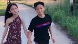 龙凤胎兄妹在路边走秀，这哥哥真是太有福了，有个这么漂亮的妹妹