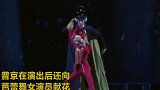 女演员笑靥如花!现场普京观看新年演出后献花女演员