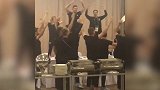 庆祝吧小伙子们！莫德里奇携队友蹦迪+站饭桌上唱歌