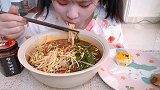小姐姐深夜放毒吃重庆小面太辣了，超级无敌变态辣！