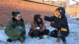 两个假瞎子乞讨，看谁演技高超骗过路人，结局太逗了，都是人才