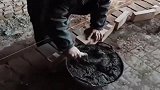 老瓦工功力深厚，甩灰上砖挤揉刮灰一气呵成，砌砖没有富余动作！