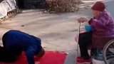 老母亲来到儿子家住，儿子扫地跪拜磕头敬迎接