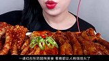 特辣鱿鱼须搭配变态辣鸡爪，妹子真舍得加辣椒，结果辣得不断吸气