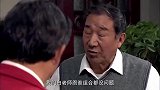 小工看不起群演，不料群演和导演是老相识，小工态度立马转变