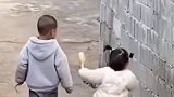 一定是因为妈妈扎的辫子歪了