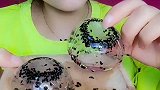 漂亮的小姐姐，今天吃芝麻空心冰，吃得太馋人了