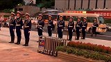 国旗卫士归队准备降旗，个个身姿笔直，看一眼都好喜欢！
