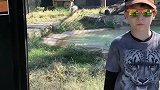 小孩动物园拍照，谁知花豹想从后面袭击，结果悲剧了！