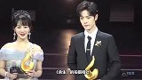 肖战笑场后牵着杨紫走，杨紫忍不住露出姨母笑，网友狂按截图键