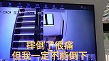 消防员被批评出警慢默默接受 监控却拍下感人一幕