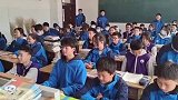 老师陪学生玩游戏，不曾想醉翁之意不在酒