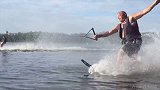 夏日入水搞笑合集！跟着快艇冲浪的男子分分钟飞给你看