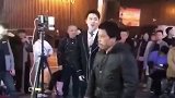小伙正在唱歌直播，突然出来一位精神失常的伴舞者，这就尴尬了！