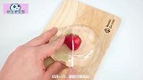牛人把草莓放到一个“水晶球”里，最后切一刀，实在是舒服极了！