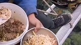 电力工人在高空作业间隙吃午饭