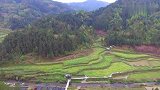 深山里发现一处宝地，左青龙右白虎，左高右低，出文武的上上风水