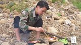 农村小伙说往火锅里加石头，烫出来的猪肉特别嫩，特别好吃！