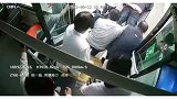 咸阳 一公交车上乘客突然晕倒，公交司机果断送医！