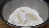 立夏后，多试试吃这馅包子，简单快速，咬一口鲜香多汁，太美味了