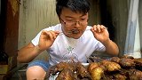 大sao做烤羊腰子解馋，吃得津津有味真舒坦啊