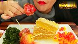 美食制作，妹子啃食蜂蜜糖，里面裹着草莓嚼起来真棒