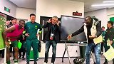 实拍6-1大胜泰山后国安更衣室欢庆胜利