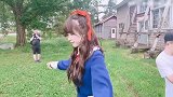 戴萌和队友们变身活力少女，在田间的拍摄工作