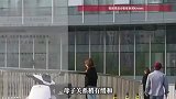 女子遭家暴离婚，儿子被生父藏匿误导不想回家，女方落泪：他不需要我了