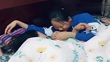 妈妈想单独抱姐姐睡觉哪是不可能的，看看把宝宝气的，太逗了