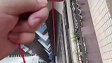 担心外卖小哥爬楼中暑，拉绳子吊起外卖