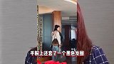 郭晶晶回港被偶遇，面部浮肿双下巴明显，背两万包被友人亲密搭背