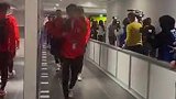 战卡塔尔失利！国足赛后球员们表情严肃&匆忙离开球场