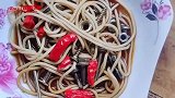 这小伙子，一看就胃不好