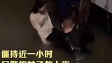 妙龄女子咬住民警的手不放……僵持了一个小时！谢谢那些为你拼命的人吧 好好活着！