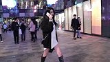 三里屯街拍，天色已黑温度零下，这里的小姐姐依旧不惧寒冷