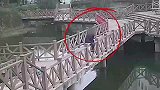 女子跳河轻生，干警合力救人上岸，第一时间将外套给跳河女子裹上