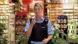 女子询问路人，发现路人有口臭，路人这是嫌弃了
