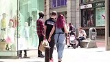 男子伪装成假人在路边恶搞路人，美女非常害怕