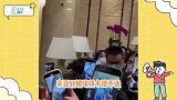 当红小鲜肉现身惨遭围堵，工作人员不满推搡粉丝怒斥：让开