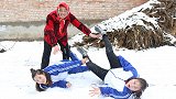 短剧：小伙伴喊黑妞出来看雪，两人在雪地里玩的真开心，过程真逗