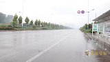 虎妞和小坐伴想坐公交车进城，结果被妈妈拦截，结局真有趣