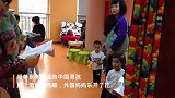 领养到高颜值的中国男孩，脸上酒窝太亮眼，外国妈妈乐开了花