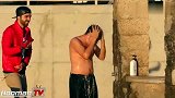 洗发水搞笑恶作剧，路人洗头男子在后面加洗发水